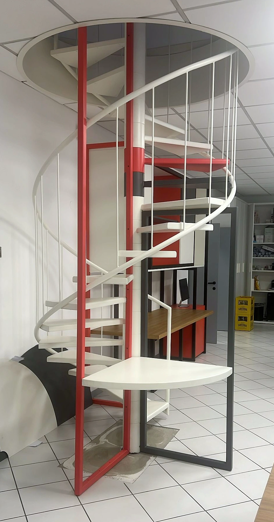 Uygulanmış spiral merdiven ve raflar: özgün uygulama fotoğrafı